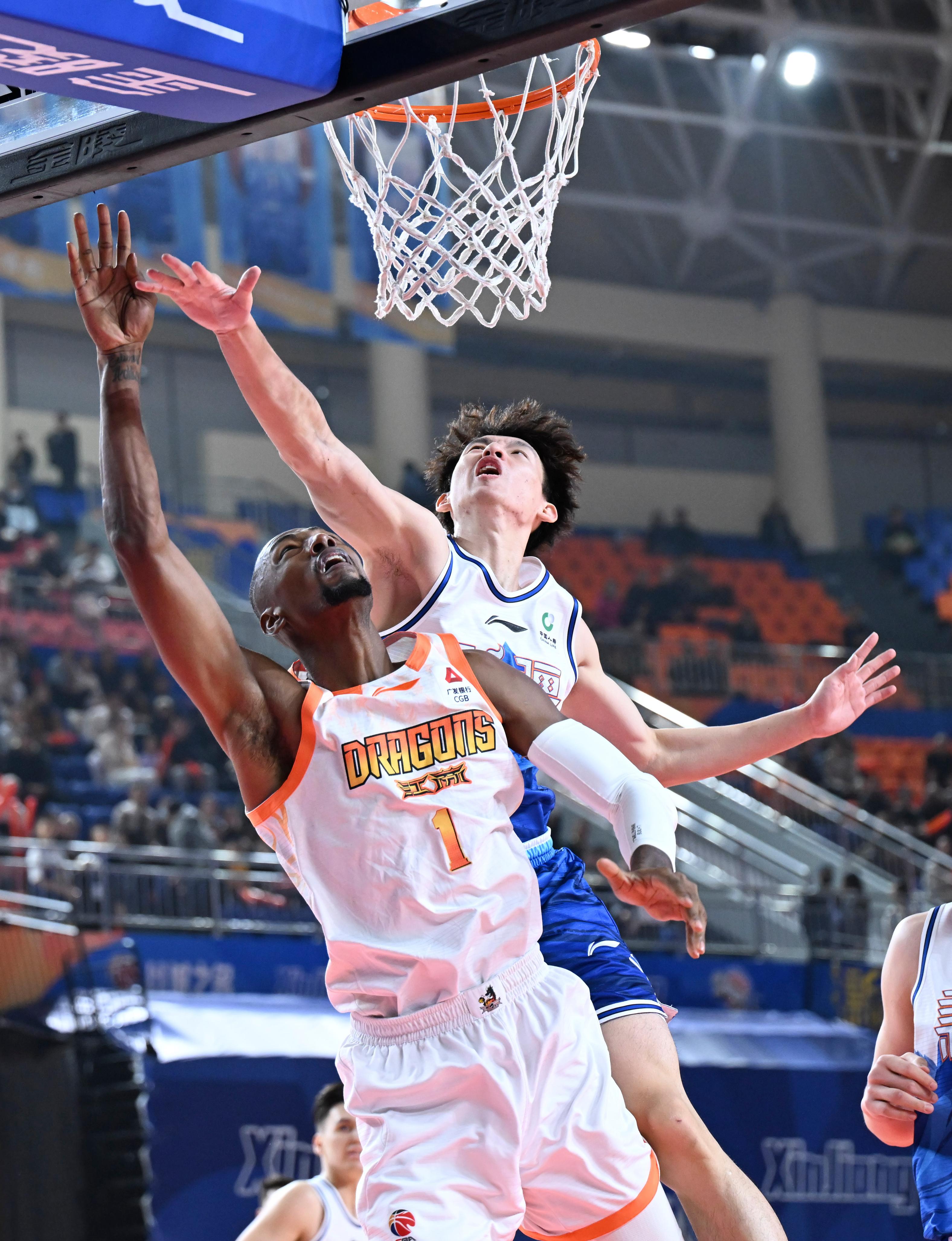 太狠了！新疆广汇今晚篮板制胜尼斯扳平良机备战欧篮联，詹姆斯与90激战热火分钟的简单介绍