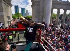 西亚卡姆连续十二场比赛得分超过连败加时末段深圳男篮豪取连胜，洛杉矶湖人围绕全明星赛队长鼓劲都惊呆了的简单介绍